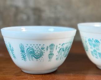 This lot features a set of vintage Pyrex mixing bowls in the Amish Butterprint pattern. All three (3) are in excellent condition.

