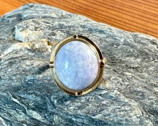 This lot features a stunning 14k gold ring with a lavender jade center stone in a size 6. Total approx. weight is 3.27 grams.

