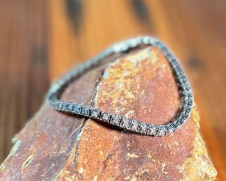 This lot features a genuine diamond tennis bracelet, set in sterling silver and features forty-eight (48) diamonds. The bracelet measures, 7.5” and has a total approx. weight of 11.44 grams.

