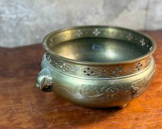 This lot features a large Mottahedeh brass bowl/planter with lion-design handles and clawed feet that measures, 5.75” H x 14” W x 11” D.

