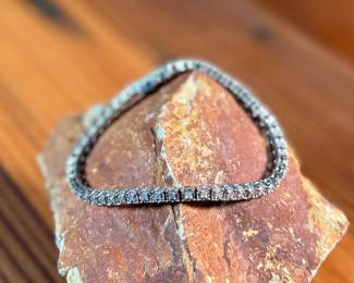 This lot features a genuine diamond tennis bracelet, set in sterling silver and features forty-eight (48) diamonds. The bracelet measures, 7.5” and has a total approx. weight of 11.44 grams.


