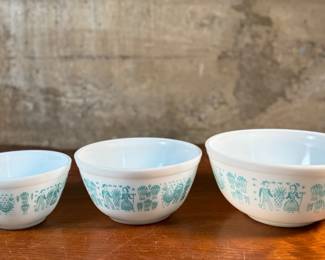 This lot features a set of vintage Pyrex mixing bowls in the Amish Butterprint pattern. All three (3) are in excellent condition.

