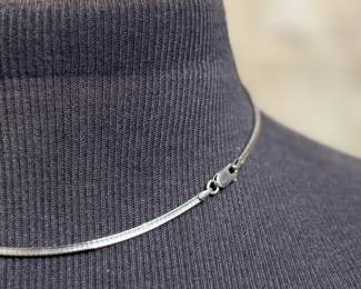 This lot features a beautiful sterling silver necklace with a silver & turquoise pendant. The chain measures, 18” and the necklace has a total approx. weight of 21.60 grams.

