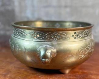 This lot features a large Mottahedeh brass bowl/planter with lion-design handles and clawed feet that measures, 5.75” H x 14” W x 11” D.

