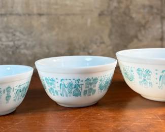 This lot features a set of vintage Pyrex mixing bowls in the Amish Butterprint pattern. All three (3) are in excellent condition.

