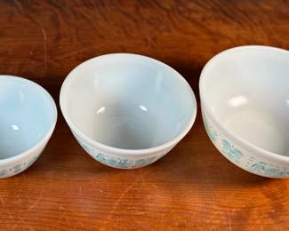 This lot features a set of vintage Pyrex mixing bowls in the Amish Butterprint pattern. All three (3) are in excellent condition.

