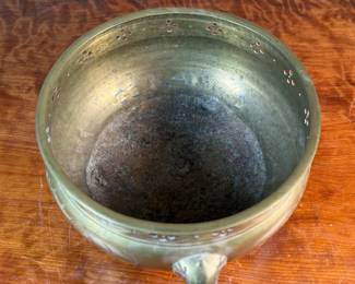 This lot features a large Mottahedeh brass bowl/planter with lion-design handles and clawed feet that measures, 5.75” H x 14” W x 11” D.

