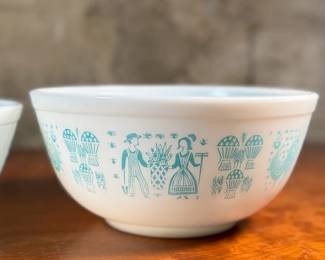 This lot features a set of vintage Pyrex mixing bowls in the Amish Butterprint pattern. All three (3) are in excellent condition.


