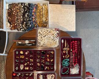 Extensive selection of vintage jewelry 