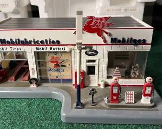 Danbury Mint 1950's Mobilgas Lighted Garage Service Station Clock