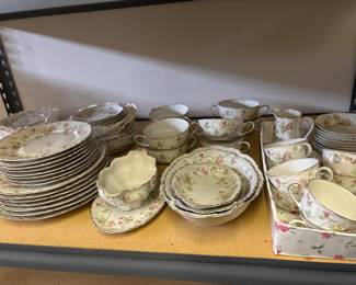 Maple Leaf Hutschenreuther Bavarian porcelain-Service for 8 plus serving pieces 