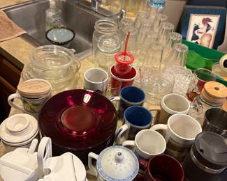 Quality glassware including vintage Pyrex and FireKing