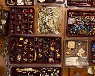 Large selection of vintage jewelry 