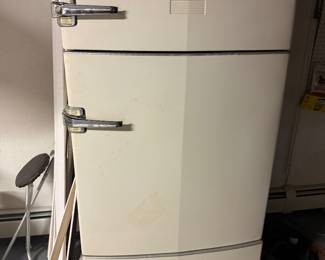 Rare original working condition General Motors 1940's frigidaire refrigerator, excellent condition