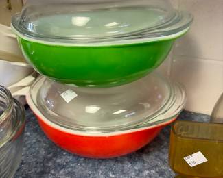 Pyrex bowls with lids