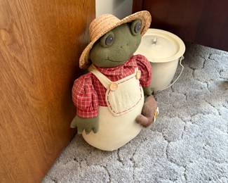 Frog decor, chamber pot