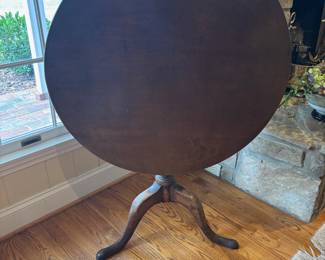 Antique Queen Ann Tilt Top Table