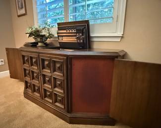 Very Beautiful Drexel wood with Motorola ecod player and radio inside 