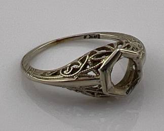 18kt white gold ring setting; 1.61g.