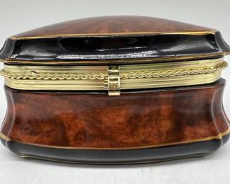 Decorative lidded porcelain keepsake box