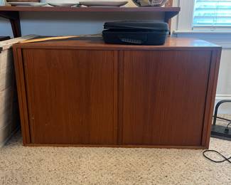 Danish Mid Century Modern Cabinet, Doors slide from the middle (2)