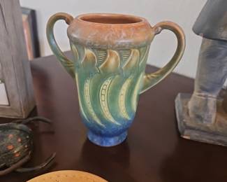 Roseville 1933 Felline Peapod Vase w/ small base chip on back