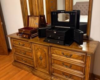 Bedroom dresser with mirror Franklin mint jewelry box 