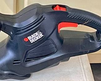 BLACK & DECKER HEDGE TRIMMER