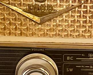ANTIQUE GRUNDIG MAJESTIC MODEL 1088 RADIO