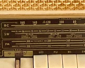 ANTIQUE GRUNDIG MAJESTIC MODEL 1088 RADIO