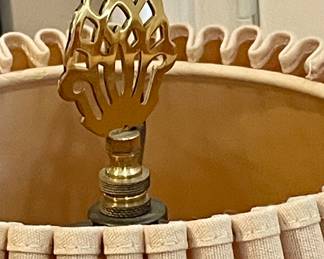 GINGER JAR LAMP ON BRASS BASE WITH BRASS FINIAL