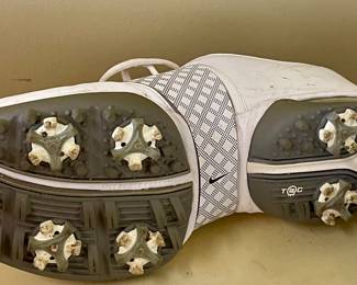 NIKE GOLF SHOES IN DECORATIVE SHOE BAG