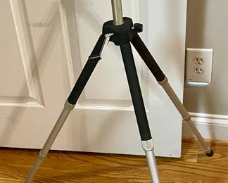 ADJUSTABLE TRIPOD