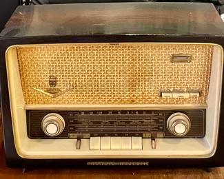 ANTIQUE GRUNDIG MAJESTIC MODEL 1088 RADIO
