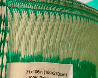 GREEN/WHITE RUG
