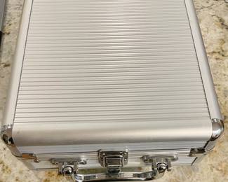 KAILE "DOMINO" SET IN ATTACHE