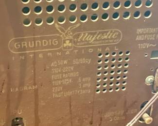 ANTIQUE GRUNDIG MAJESTIC MODEL 1088 RADIOANTIQUE GRUNDIG MAJESTIC MODEL 1088 RADIO