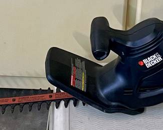 BLACK & DECKER HEDGE TRIMMER
