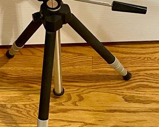 ADJUSTABLE TRIPOD