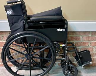 **LIKE NEW  -  LIGHTWEIGHT DRIVE WHEELCHAIR 