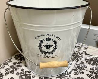 2-GALLON ENAME BUCKET WITH BALE HANDLE