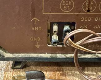 ANTIQUE GRUNDIG MAJESTIC MODEL 1088 RADIO