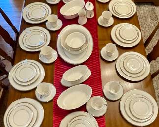 70-PCS LENOX "SOLITAIRE"