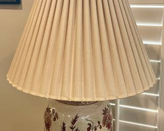 GINGER JAR LAMP ON BRASS BASE WITH BRASS FINIAL