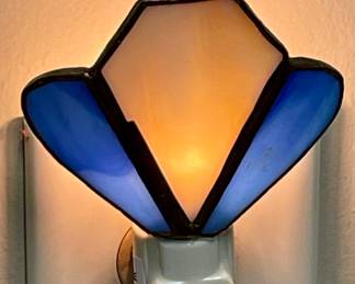 STAINED GLASS NIGHTLIGHT 
