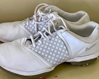 NIKE GOLF SHOES IN DECORATIVE SHOE BAG