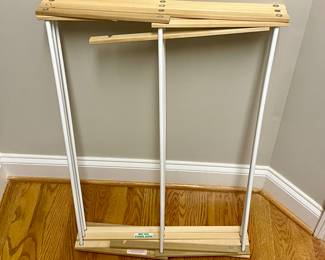 WOODEN DRYING RACK/STAND