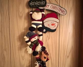 So many adorable Christmas wall hangings