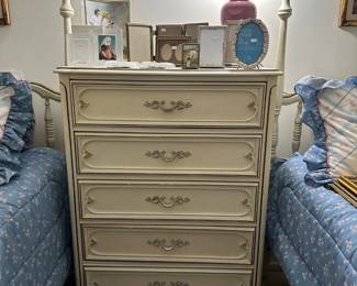 Beautiful 5 drawer dresser