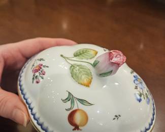 R. Ignoring Florence Italy porcelain trinket box with rosebud finial